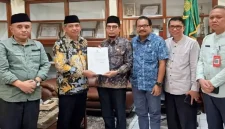 Penyerahan SK Pelaksana Tugas (Plt) Kepala Dinas Pendidikan kepada Saniran di Ruang Sekretaris Daerah Trenggalek.