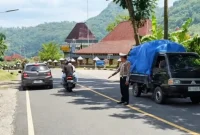 Satlantas Polres Trenggalek terlihat melakukan pengamanan di jalur sekitar Bendungan Tugu.