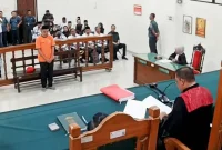 Terdakwa penganiayaan guru Seni Budaya SMP Negeri 1 Trenggalek dengarkan vonis yang dibacakan Ketua Majelis Hakim, Selasa (10/2/2026).