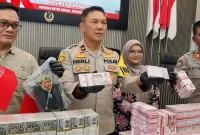 Wakapolres Trenggalek Kompol Herlinarto tunjukkan tumpukan kertas menyerupai uang pecahan 100 ribu yang bertuliskan terimakasih.