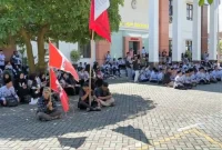 Ratusan anggota PGRI Trenggalek datangi PN Trenggalek sebagai bentuk solidaritas terhadap kasus penganiayaan yang menimpa guru SMPN 1 Trenggalek.