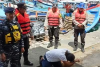 Basarnas Trenggalek bawa nelayan asal Situbondo yang ditemukan selamat ke teluk Prigi. (Foto : Herlambang)