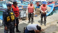 Basarnas Trenggalek bawa nelayan asal Situbondo yang ditemukan selamat ke teluk Prigi. (Foto : Herlambang)