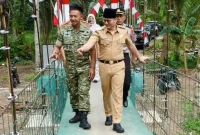 Bupati Trenggalek Mochamad Nur Arifin didampingi Komandan Kodim 0806/Trenggalek Letkol Inf Isnanto Roy Saputro jajal Jembatan Garuda di Dusun Gendingan, Desa Prigi, Kecamatan Watulimo, Senin (9/3/2026).