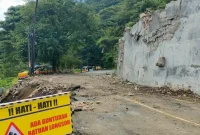 Kondisi jalur Trenggalek Ponorogo di km. 16, Kamis (5/3/2026). Batu besar yang sebelumnya menghalangi jalan berhasil disingkirkan.