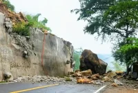 Material longgar berupa batuan besar halangi jalur Trenggalek-Ponorogo di KM 16 Kecamatan Tugu.