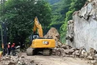 Proses pemecahan batu yang jadi penghalang jalur nasional Trenggalek Ponorogo di KM 16, Dusun Pacar, Desa Nglinggis, Kecamatan Tugu, Trenggalek.