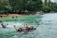 Suasana pantai Pasir Putih Trenggalek saat liburan. (Foto: google guide @pasya kurniawan)