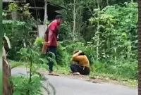 Tangkapan layar video kekerasan yang viral di Trenggalek, Minggu (1/3/2026).