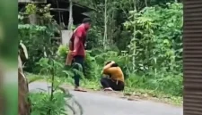 Tangkapan layar video kekerasan yang viral di Trenggalek, Minggu (1/3/2026).