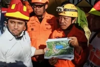 Wakil Gubernur Jawa Timur Emil Elestianto Dardak tinjau lokasi longsor di kilometer 16, Desa Nglinggis, Kecamatan Tugu, Kabupaten Trenggalek, Kamis (5/3/2026).