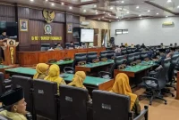Situasi rapat paripurna dengan agenda penyampaian jawaban Bupati Trenggalek terhadap pandangan umum fraksi tentang Ranperda optimalisasi pelaksanaan program jaminan sosial dan ketenagakerjaan.