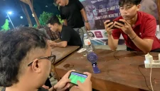 Peserta perlihatkan skil bermain sepak bola saat turnamen eFootball Mobile di Trenggalek.