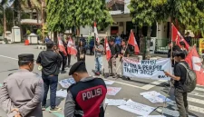 Aksi damai GMNI Trenggalek tuntut Revisi UU TNI dan Perpol 2025