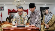Secara bergantian, Bupati Trenggalek Mochamad Nur Arifin dan Direktur Pembiayaan Publik dan Pengembangan Proyek PT SMI, Faaris Prasnawa tandatangani akta bersama, Selasa (21/4/2026).