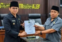 DPRD Trenggalek serahkan catatan strategis atas Laporan Keterangan Pertanggungjawaban (LKPJ) Bupati tahun anggaran 2025.