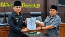 DPRD Trenggalek serahkan catatan strategis atas Laporan Keterangan Pertanggungjawaban (LKPJ) Bupati tahun anggaran 2025.