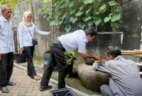Disparbud Trenggalek lakukan kajian terhadap benda diduga cagar budaya yang memiliki bentuk menyerupai jambangan air. (Foto : Ig@disparbudtrenggalek)