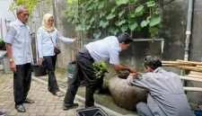 Disparbud Trenggalek lakukan kajian terhadap benda diduga cagar budaya yang memiliki bentuk menyerupai jambangan air. (Foto : Ig@disparbudtrenggalek)