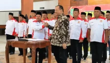 Doding Rahmadi berjabatangan dengan Muhammad Nabil usai jalani serangkai prosesi pelantikan pengurus baru KONI Trenggalek sisa masa bakti 2026-2028 di Pendopo Manggala Praja Nugraha, Kamis (23/4/2025).