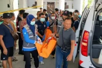 Jenazah Dwi Teguh Santoso dibawa ke Rumah Sakit dr. Soedomo Trenggalek untuk dilakukan autopsi.