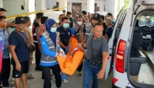 Jenazah Dwi Teguh Santoso dibawa ke Rumah Sakit dr. Soedomo Trenggalek untuk dilakukan autopsi.