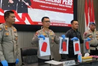 Kapolres Trenggalek AKBP Ridwan Maliki perlihatkan barang bukti milik pelaku arisan bodong saat pers rilis, Kamis (2/4/2026).