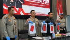 Kapolres Trenggalek AKBP Ridwan Maliki perlihatkan barang bukti milik pelaku arisan bodong saat pers rilis, Kamis (2/4/2026).