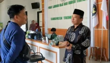 Kasi Penyelenggaraan Haji dan Umrah (PHU) Kemenag Trenggalek, Subkan Hamzah (pakai peci) dikonfirmasi awak media, Selasa (28/4/2026).