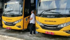 Kepala Bidang Angkutan dan Keselamatan Disperkimhub Trenggalek tengah mengecek bus angkutan pelajaran, Rabu (15/4/2026).