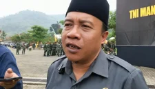 Ketua DPRD Trenggalek, Doding Rahmadi usai ikuti upacara pembukaan TMMD ke-128 di lapangan Lembah Kepuh Desa Sukorejo, Rabu (22/4/2026).