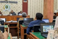 Ketua Pansus LKPJ DPRD Trenggalek, Sukarodin pimpin jalannya rapat kerja, Senin (6/4/2026).