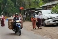 Kondisi kendaraan Fortuner yang tertimpa batu sebesar tubuh orang dewasa, nampak bagian depan kendaraan ringsek, Kamis (16/4/2026).