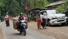 Kondisi kendaraan Fortuner yang tertimpa batu sebesar tubuh orang dewasa, nampak bagian depan kendaraan ringsek, Kamis (16/4/2026).