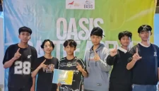 Pemenang Oasis Battle Arena Season 2 foto bareng usai mendapatkan hadiah.