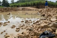Sandal yang diduga milik korban masih tertinggal di kubangan area galian C di Desa Banaran, Kecamatan Tugu, Trenggalek.