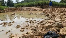 Sandal yang diduga milik korban masih tertinggal di kubangan area galian C di Desa Banaran, Kecamatan Tugu, Trenggalek.