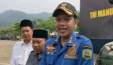 Wakil Bupati Trenggalek, Syah Muhammad Natanegara saat dikonfirmasi usai pimpin upacara pembukaan TMMD ke-128 di Lapangan Lembah Kepuh Desa Sukorejo Kecamatan Gandusari, Rabu (22/4/2026).