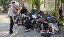 Layaknya bengkel dadakan, halaman Polres Trenggalek ramai pengguna knalpot brong kembalikan kondisi kendaraan ke setelan pabrik. (Foto: Humas Polres Trenggalek)