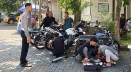 Layaknya bengkel dadakan, halaman Polres Trenggalek ramai pengguna knalpot brong kembalikan kondisi kendaraan ke setelan pabrik. (Foto: Humas Polres Trenggalek)