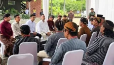 Suasana pertemuan Wakil Presiden RI Gibran Rakabuming Raka dengan perwakilan Kepala Desa di area Bendungan Bagong, Kecamatan Bendungan, Trenggalek, Rabu (30/4/2026).