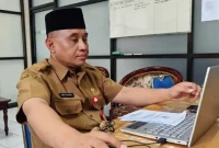 Kepala BKPSDM Trenggalek, Heri Yulianto coba isi kuesioner peminatan saat launching program Inventarisasi Kebutuhan Rencana Pengembangan Karier PNS. (Foto : Ig@ BKPSDM Trenggalek)