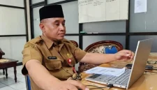 Kepala BKPSDM Trenggalek, Heri Yulianto coba isi kuesioner peminatan saat launching program Inventarisasi Kebutuhan Rencana Pengembangan Karier PNS. (Foto : Ig@ BKPSDM Trenggalek)