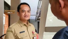 Kepala Dinas Pendidikan Trenggalek Agus Dwi Karyanto saat dikonfirmasi awak media usai ikuti rapat dengar pendapat di DPRD Trenggalek dengan GMNI, Senin (18/5/2026).