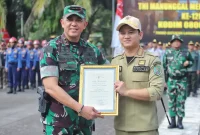 Pangdam V Brawijaya beri penghargaan Bupati Trenggalek saat penutupan TMMD ke-128 di Alun-alun Trenggalek, Kamis (21/5/2026).