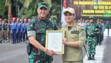 Pangdam V Brawijaya beri penghargaan Bupati Trenggalek saat penutupan TMMD ke-128 di Alun-alun Trenggalek, Kamis (21/5/2026).