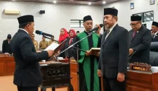 Prosesi pelantikan Komarudin sebagai anggota DPRD Trenggalek Fraksi PKS dipimpin langsung oleh Doding Rahmadi.