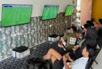 Situasi pertandingan game console di Playbox Sadewa Pogalan Ruko Biru Selatan Ringin Pogalan Trenggalek.