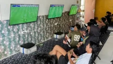 Situasi pertandingan game console di Playbox Sadewa Pogalan Ruko Biru Selatan Ringin Pogalan Trenggalek.