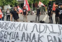 Suasana aksi damai yang dilakukan GMNI Trenggalek di depan kantor DPRD Trenggalek Rabu (13/5/2026).